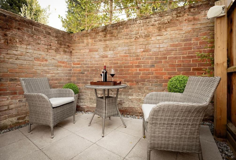 Central Medieval Grid Unique Home With Gated Parking Bury St. Edmunds Bagian luar foto