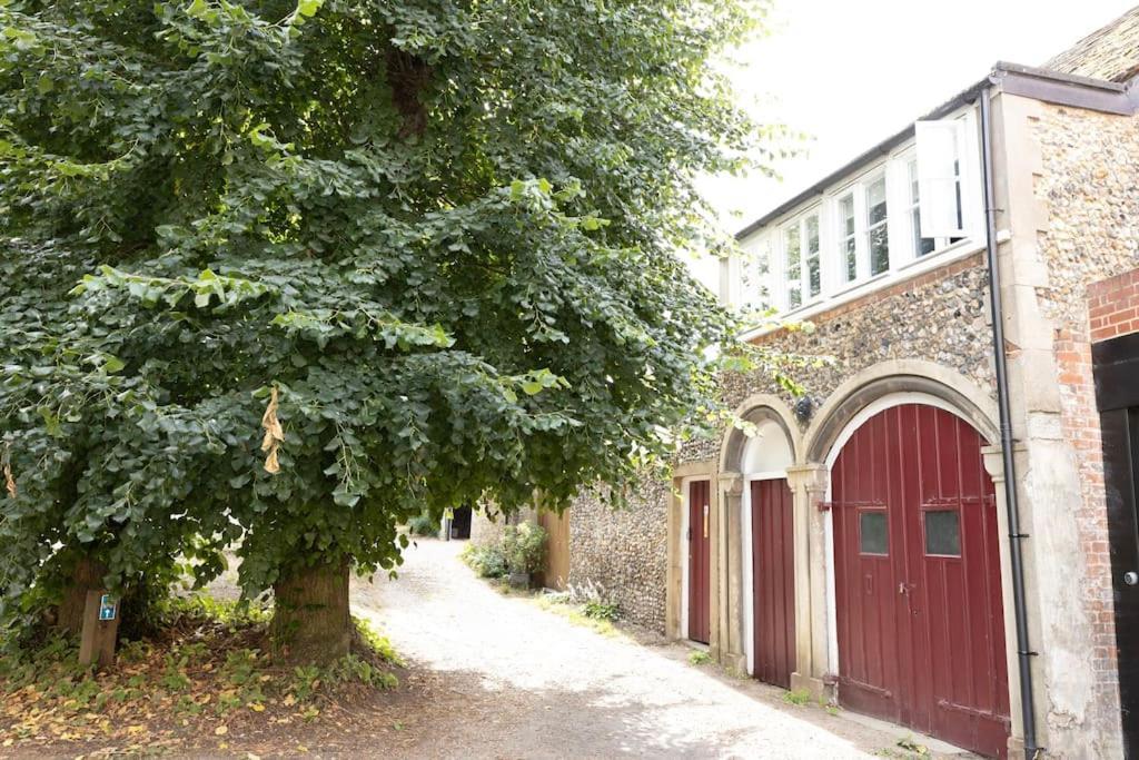 Central Medieval Grid Unique Home With Gated Parking Bury St. Edmunds Bagian luar foto