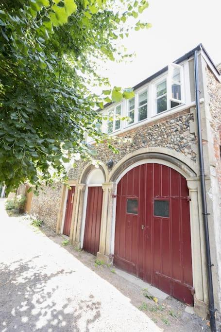 Central Medieval Grid Unique Home With Gated Parking Bury St. Edmunds Bagian luar foto