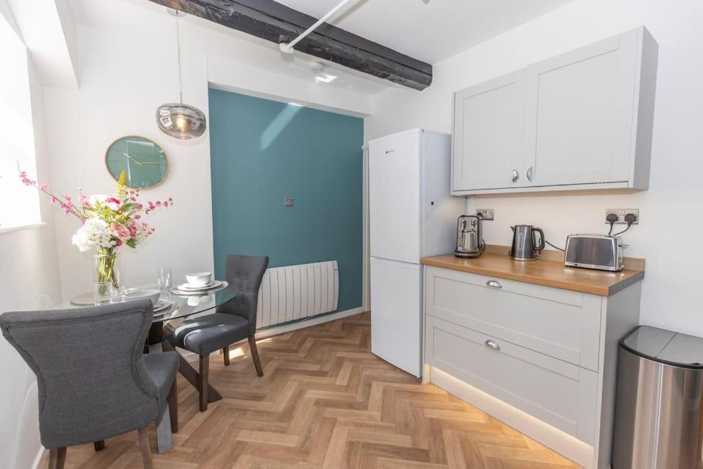 Central Medieval Grid Unique Home With Gated Parking Bury St. Edmunds Bagian luar foto