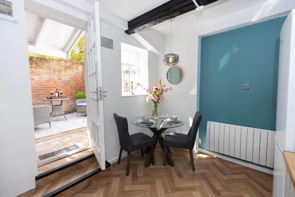 Central Medieval Grid Unique Home With Gated Parking Bury St. Edmunds Bagian luar foto