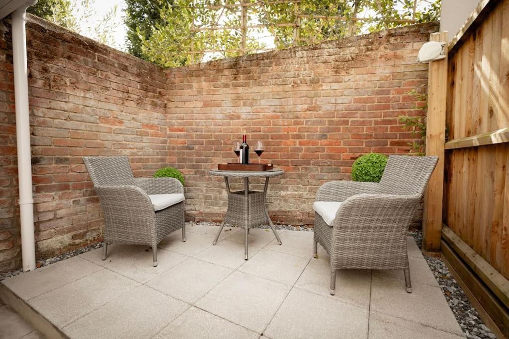 Central Medieval Grid Unique Home With Gated Parking Bury St. Edmunds Bagian luar foto
